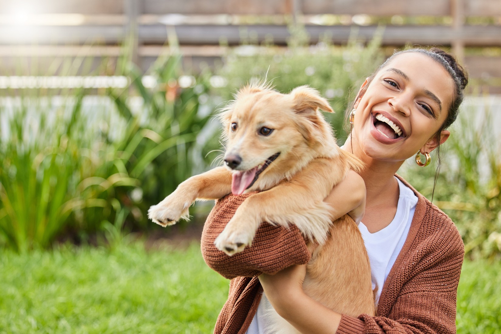 Woman and her dog are happy with their vet care with symptom relief for allergies in Texas